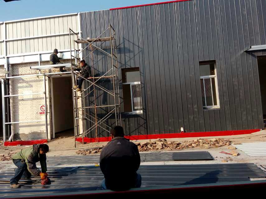 包頭彩鋼板-鋼構廠房施工現場.jpg